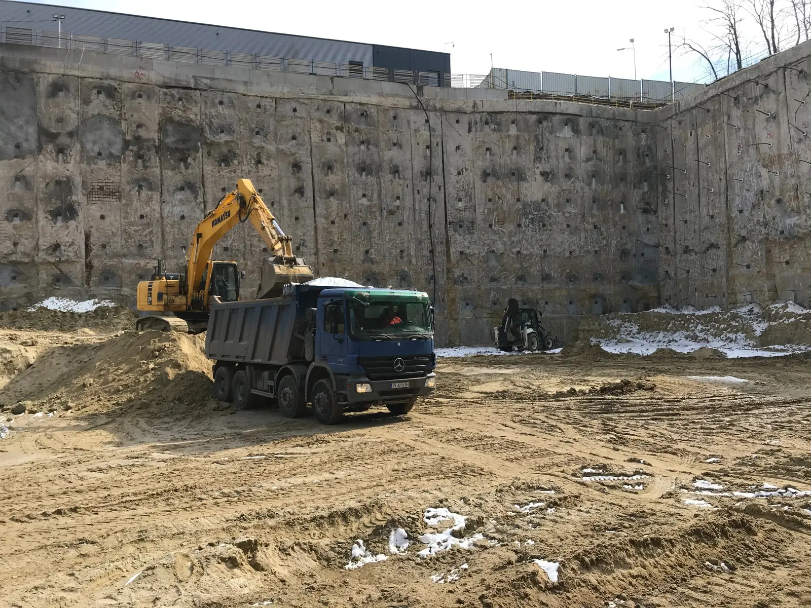 Екскавация пред укрепената стена на изкопа