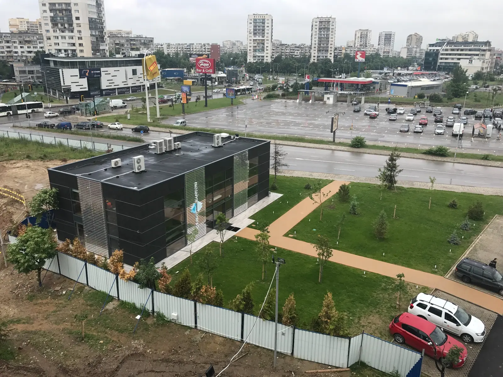 Завършеният офис продажби и прилежащата среда
